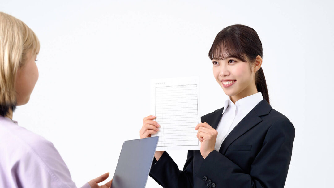 カメラマンに説明している女性の画像