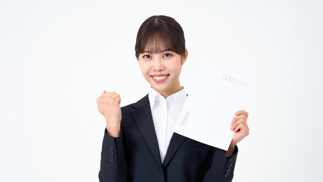 ガッツポーズをする女性の画像