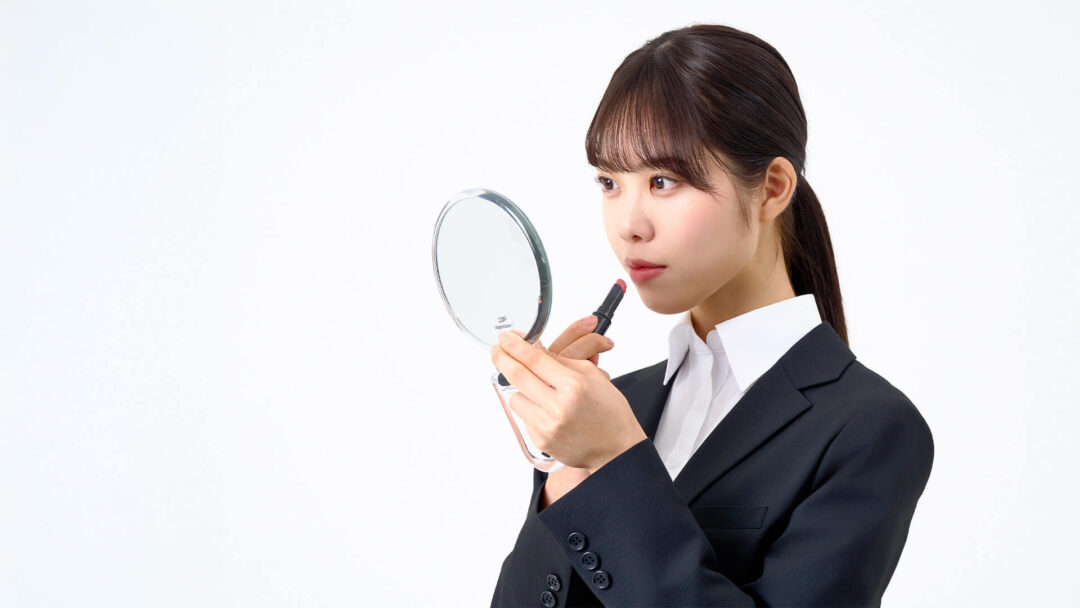 セルフメイクをしてる女性の画像