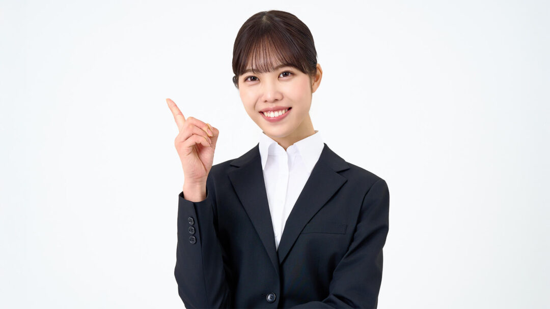 指を指している女性の画像