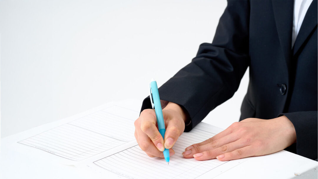 履歴書を書いている様子の画像