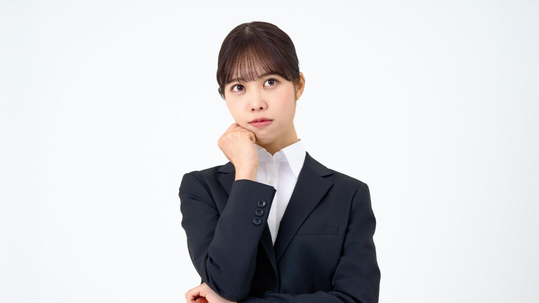 悩んでいる女性の画像