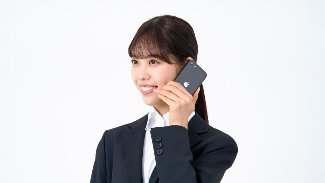 電話をかける女性の画像