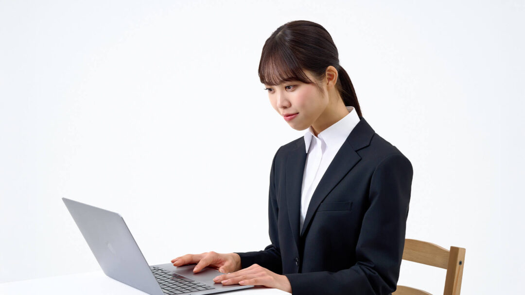 パソコンを見る女性の画像