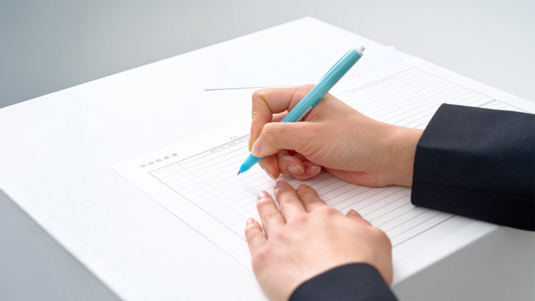 履歴書を書いている様子の画像