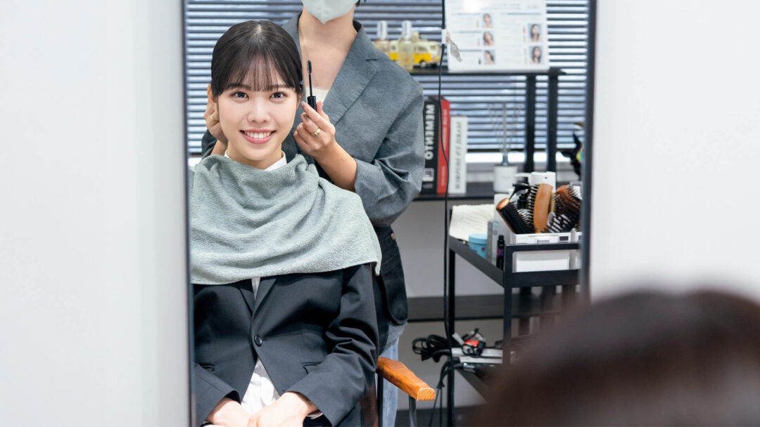 鏡を見てる女性の画像